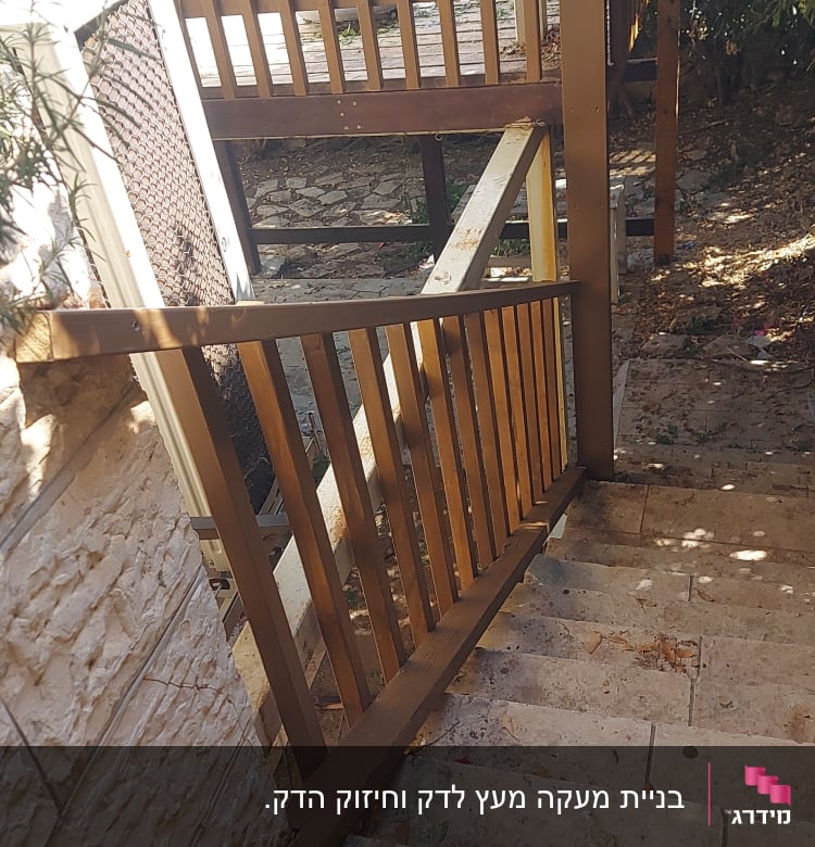 מעקה עץ ליד מדרגות אבן עם עלים יבשים